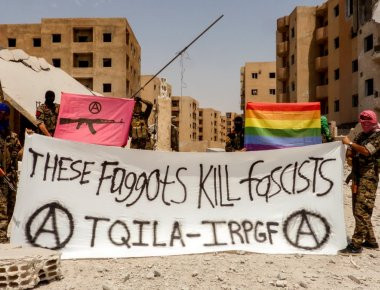 Συρία: Ομάδα αναρχικών ομοφυλόφιλων κατά τζιχαντιστών στην Ράκα! - Τι γράφουν στο πανό τους (φωτό, βίντεο)